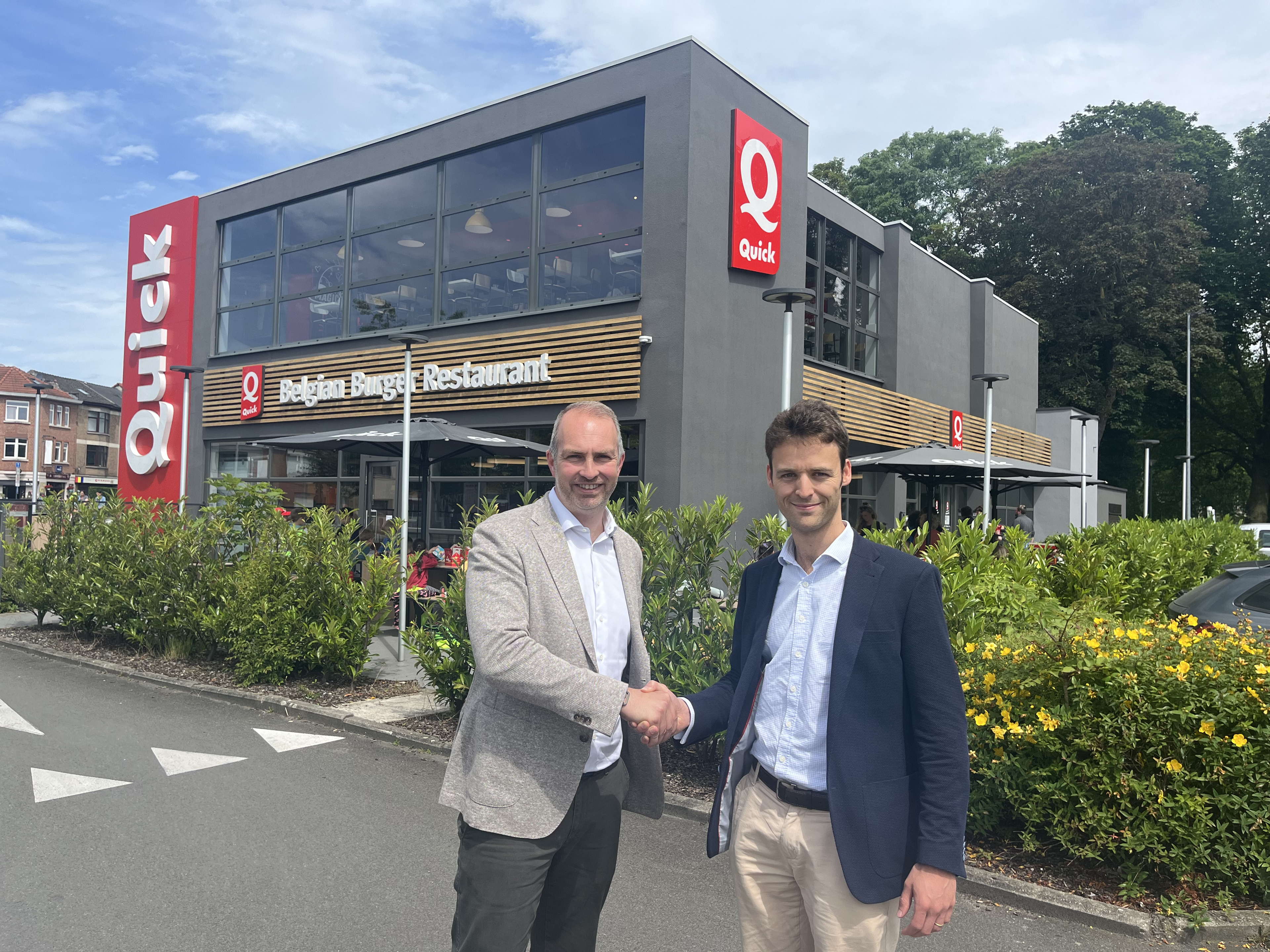 Electra ouvre des stations de recharge rapide dans les parkings de Quick