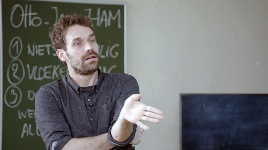 Otto-Jan Ham geeft les over afkomst in De klas (c) VRT