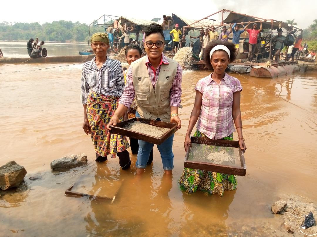 Women working in the artisanal mines of Kananga, in DRC. Photo: NGO DDI-DRC RESOLVE