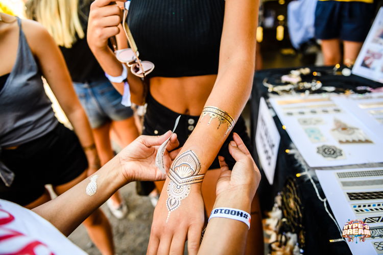 Body jewels werden in de enquête door vrouwen verkozen tot het leukste 'festival' accessoire. (26%)