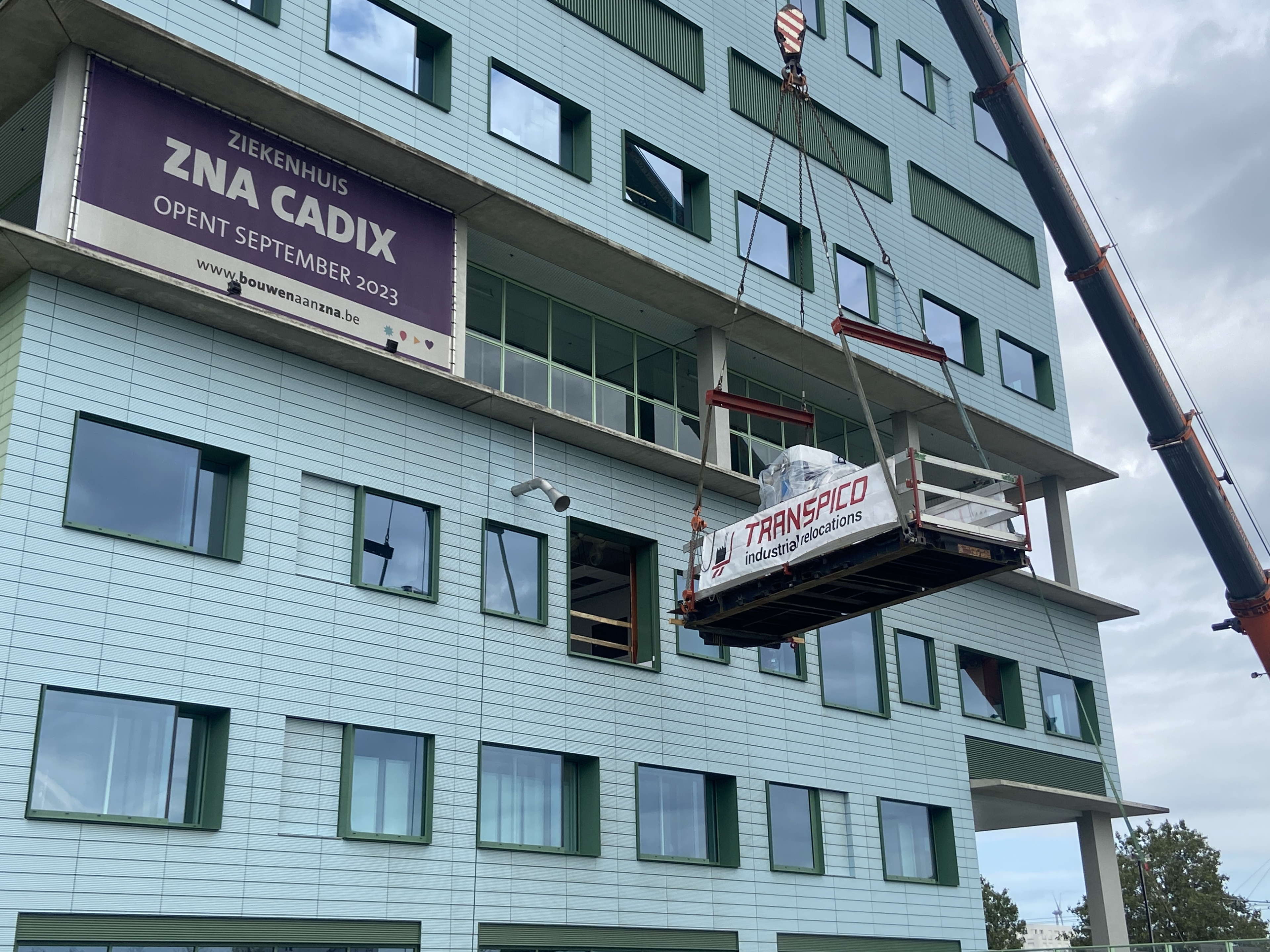 MRI-scanner met kraan geleverd via gevel ziekenhuis ZNA Cadix