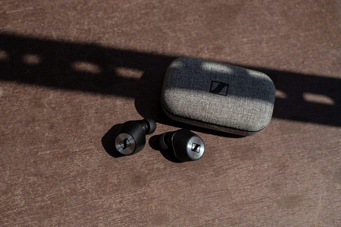 Sennheiser’s new
MOMENTUM True Wireless is
a perfect companion for the BT T100
Bluetooth audio transmitter. Sennheiser’s new
MOMENTUM True Wireless is
a perfect companion for the BT T100
Bluetooth audio transmitter.