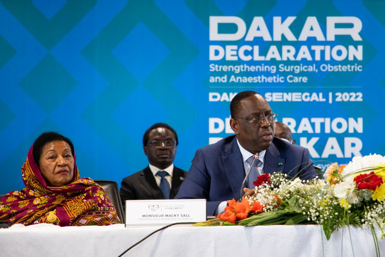 •	Senegals president Macky Sall diskuterar Dakardeklarationen ombord på Global Mercy, tillsammans med Azali Assoumani, fru till Komorernas president.