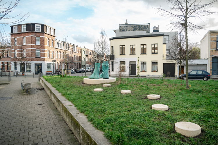 Guy Woueté, De pied à pied   (2024) © Guy Woueté – Collectie Kunst in de Stad - Foto: Tom Cornille