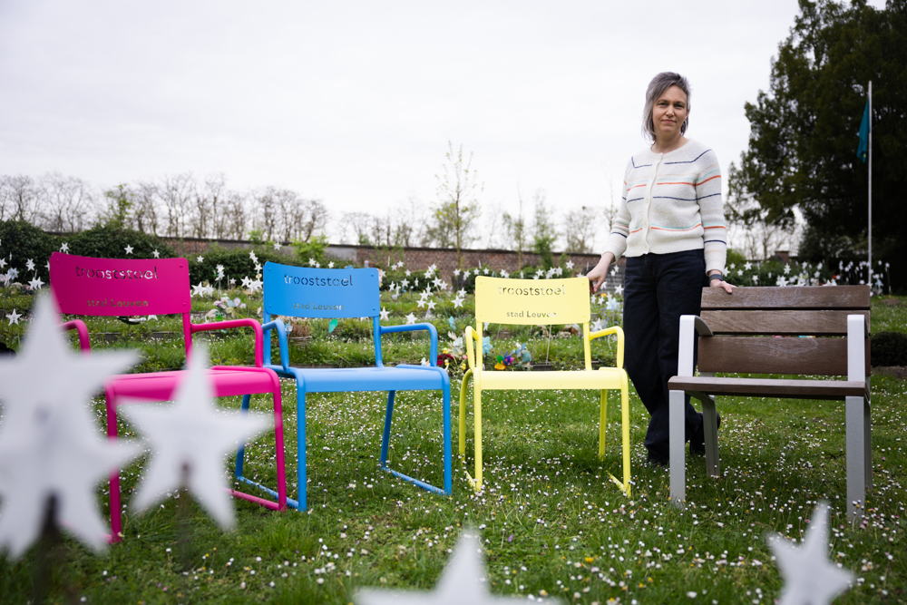 Schepen Verlinden bij de trooststoelen. 