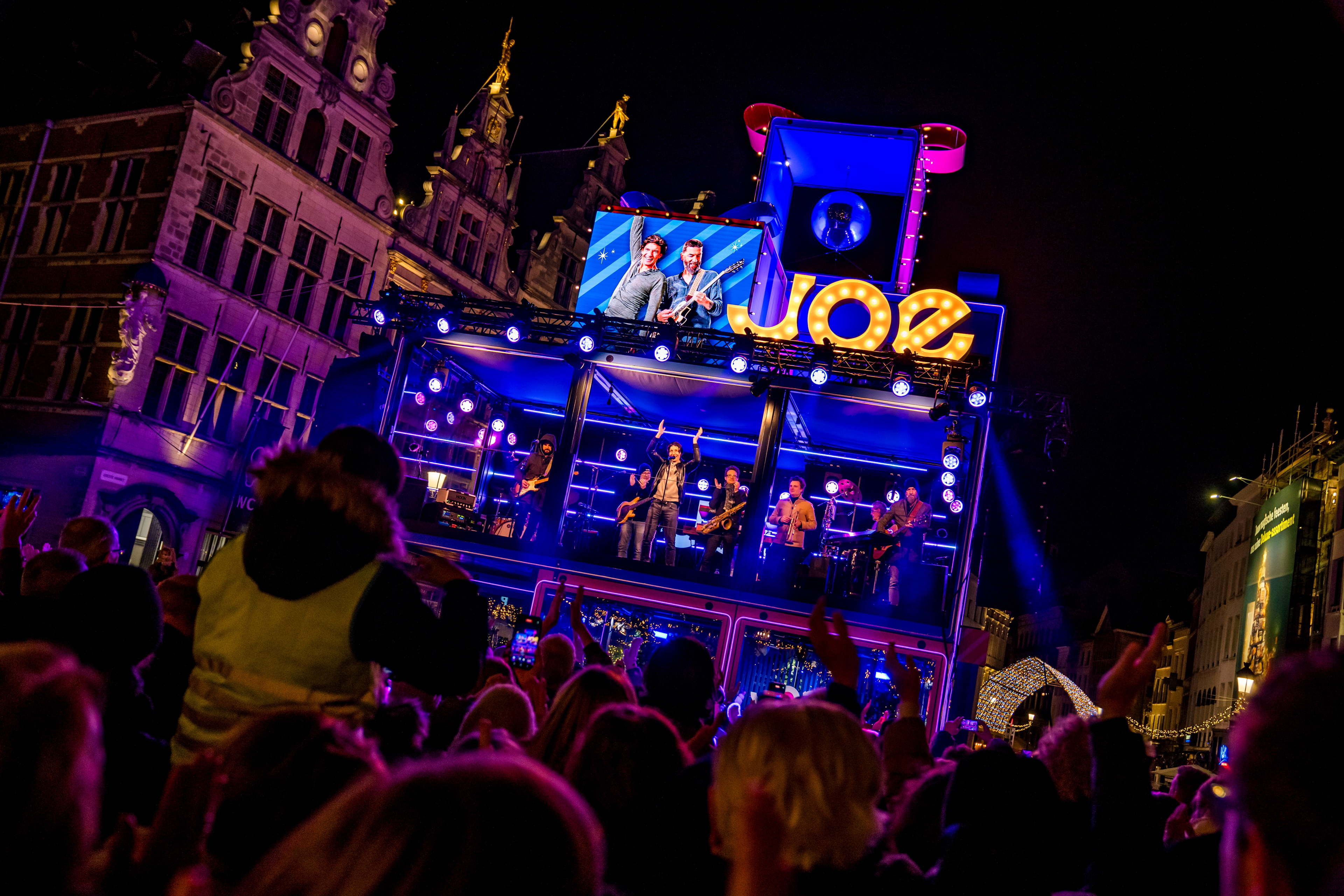Clouseau en JOE-dj’s Raf en Rani openen het spectaculair vernieuwde JOE Christmas House