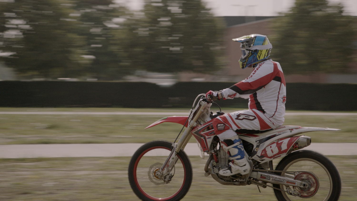 Wheelie maken met de moto (c) VRT