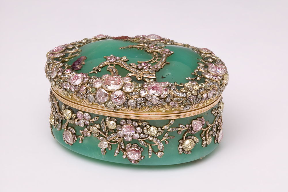A jewelled gold and chrysoprase snuffbox, Berlin, ca.1765 © the Rosalinde and Arthur Gilbert Collection, on loan to Victoria and Albert Museum, London 