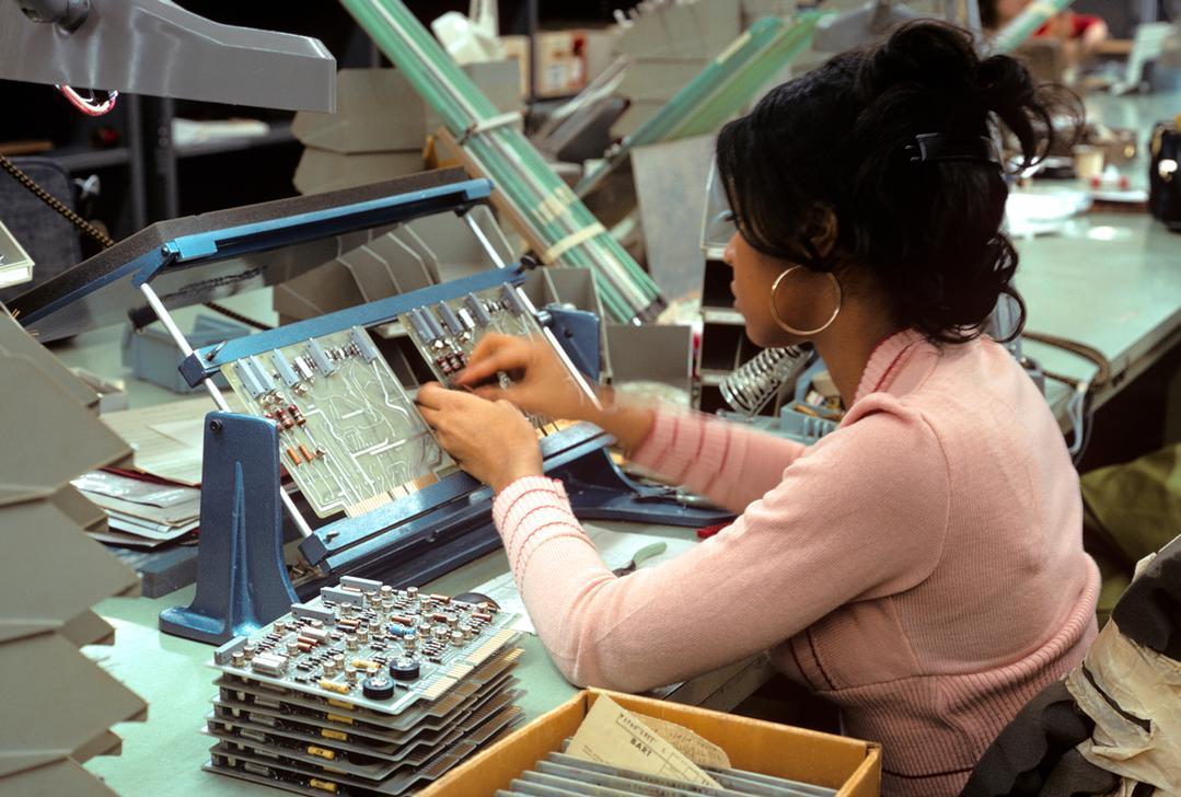 AKG2156850 Woman working in computer assembly © ClassicStock / akg-images / H. Armstrong Roberts