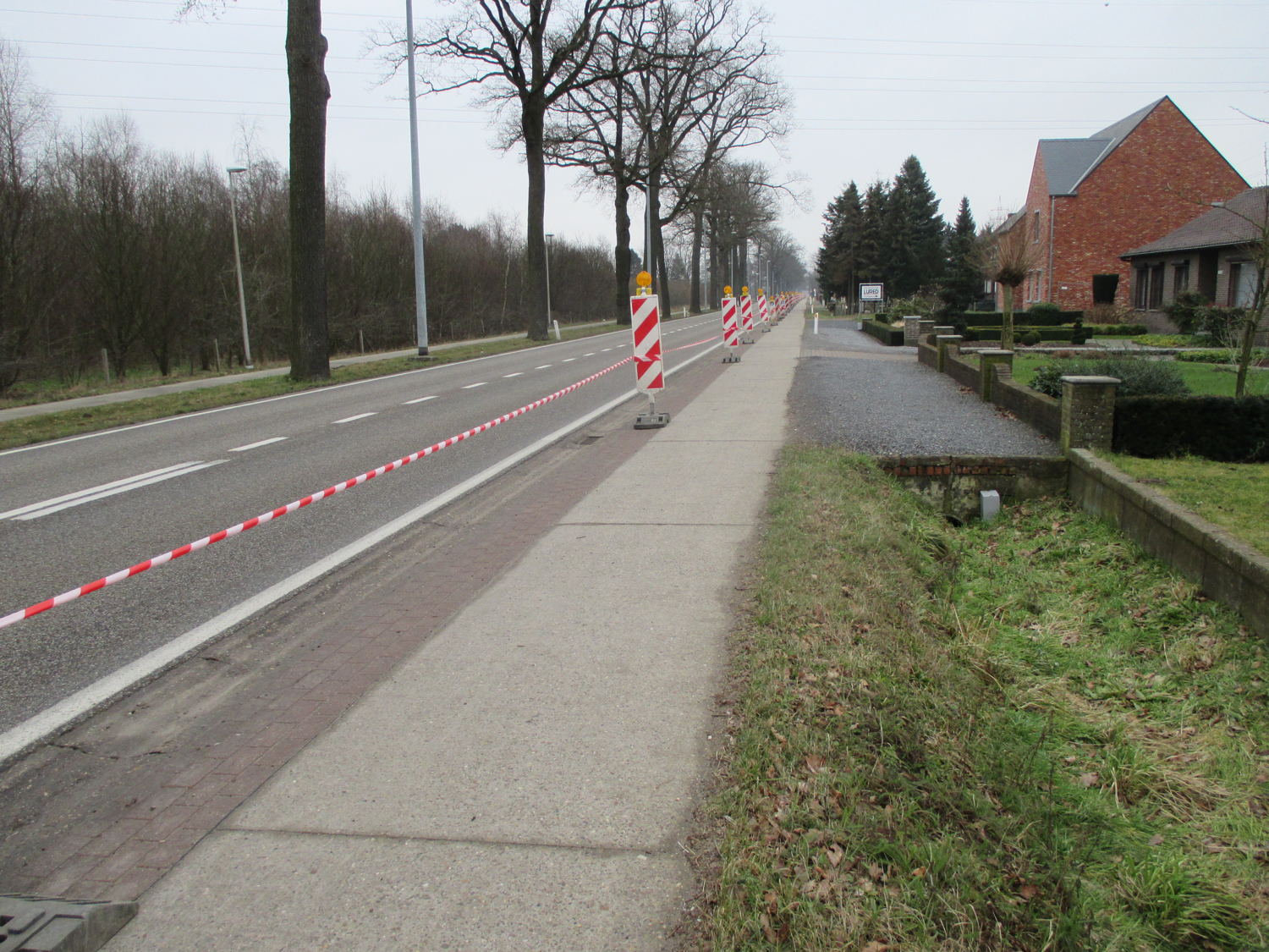 Tussen de rijbaan en het fietspad werd signalisatie geplaatst.
