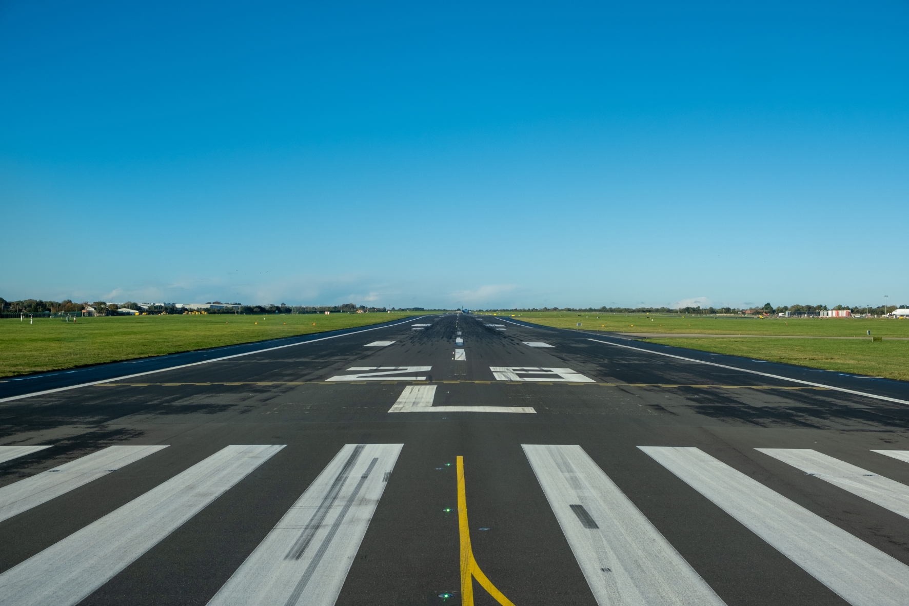 Op Brussels Airport vertrekt morgen geen enkele vlucht door de staking van luchtverkeersleider Skeyes. Op Brussels Airport vertrekt morgen geen enkele vlucht door de staking van luchtverkeersleider Skeyes.