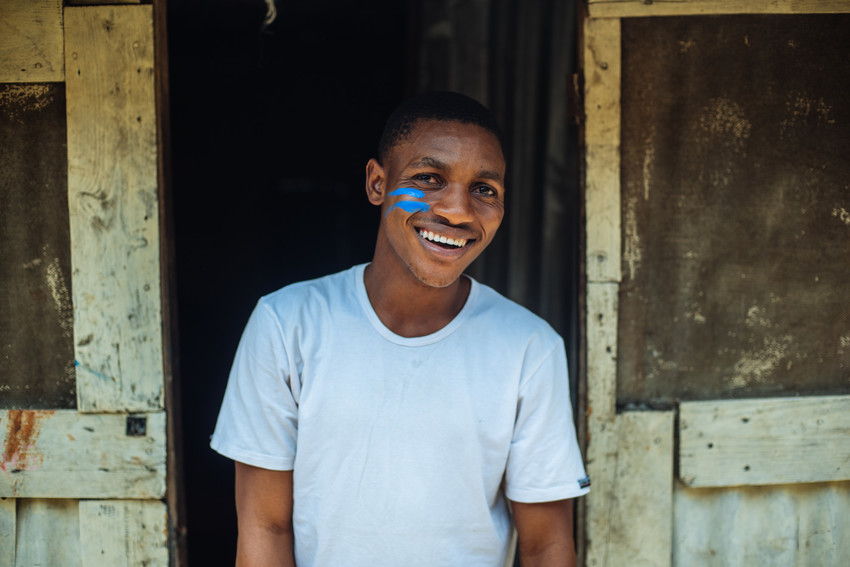 « J'ai été battu pour ce que je fais. Lorsque les gens réagissent de manière négative, j'essaye de ne pas les écouter. Ce n'est pas à propos de moi personnellement. C'est à propos d'eux.» Anthony, jeune engagé chez Plan International Sierra Leone." ​