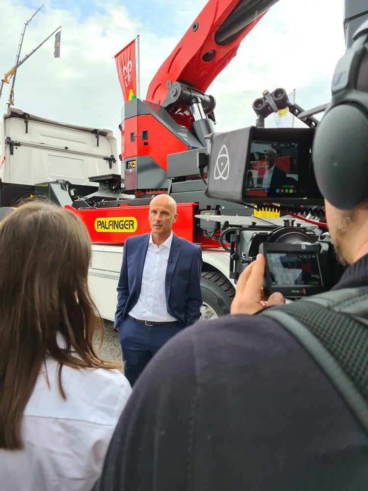 Palfinger booth BAUMA 2022: Werner Schmidbauer (Schmidbauer).
