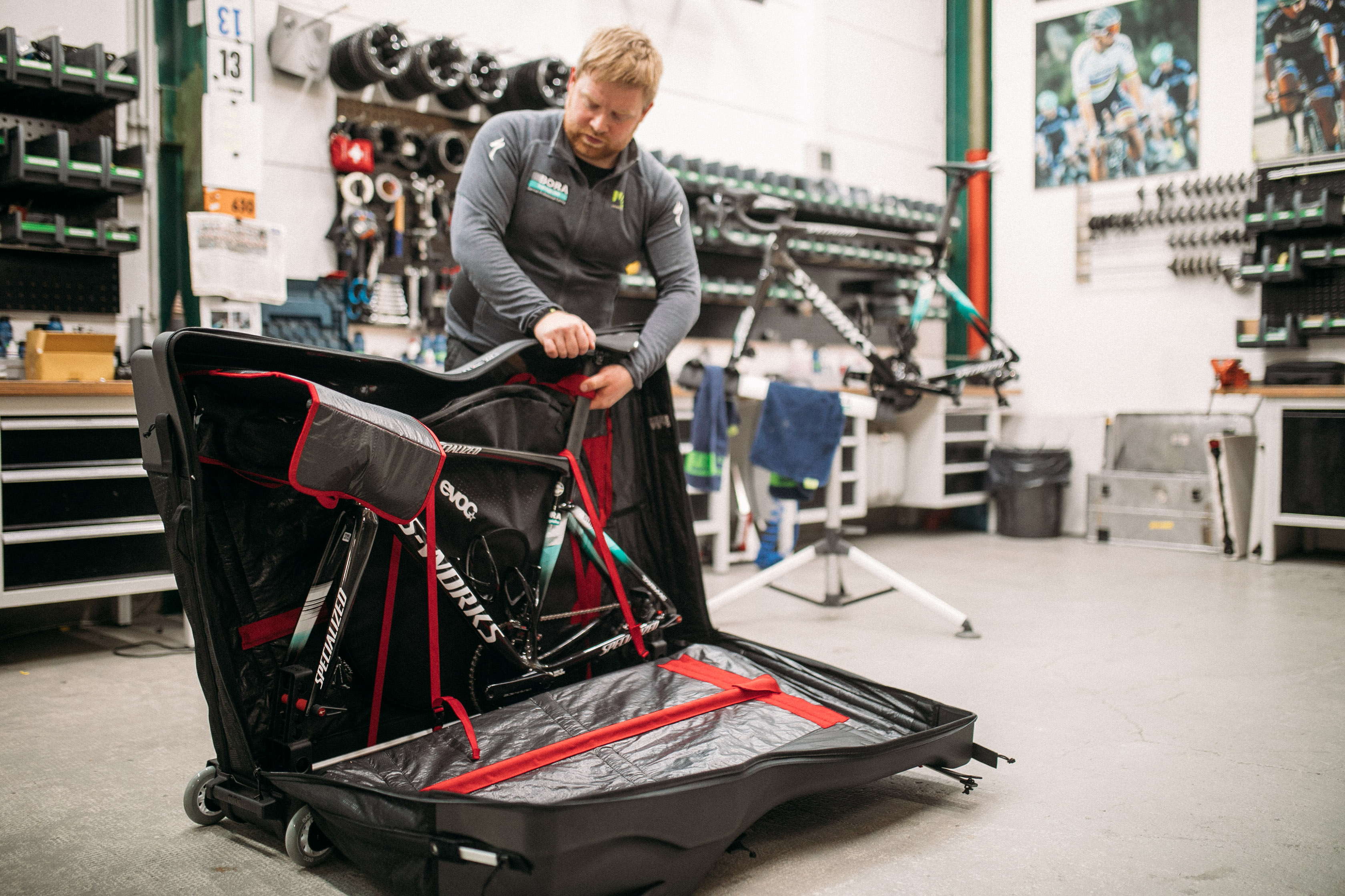 BORA – hansgrohe Mechaniker Veiko verpackt ein Wettkampf-Rad im EVOC Road Bike Bag Pro | ©EVOC – Marco Schmidt