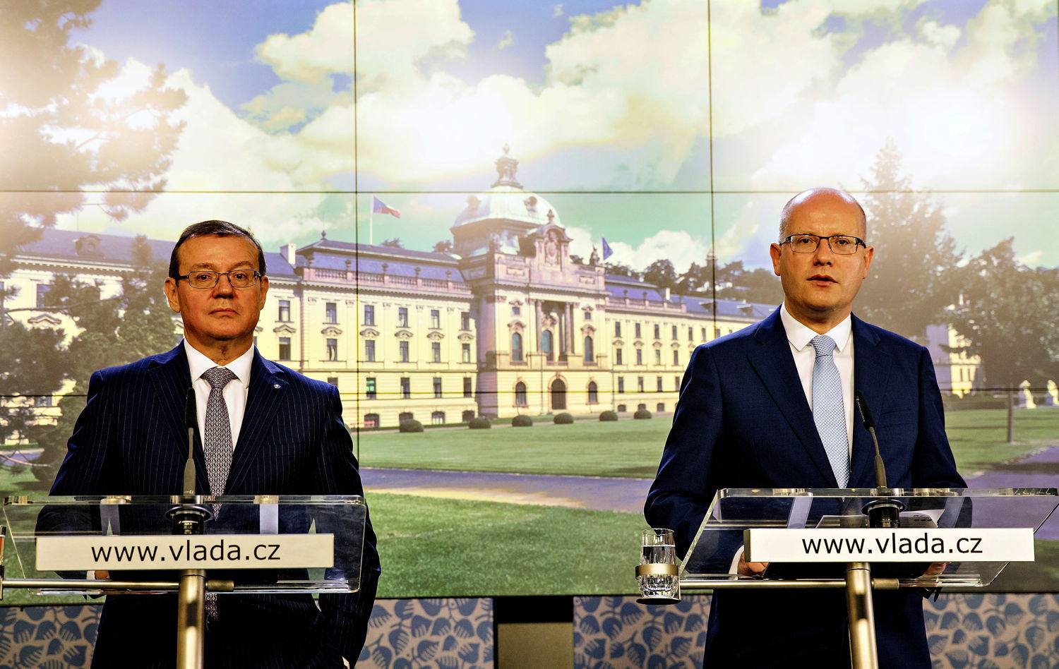 Czech Prime Minister Bohuslav Sobotka (right) and AutoSAP President Bohdan Wojnar at the signing of the future agreement, for which ŠKODA AUTO provided considerable impetus.