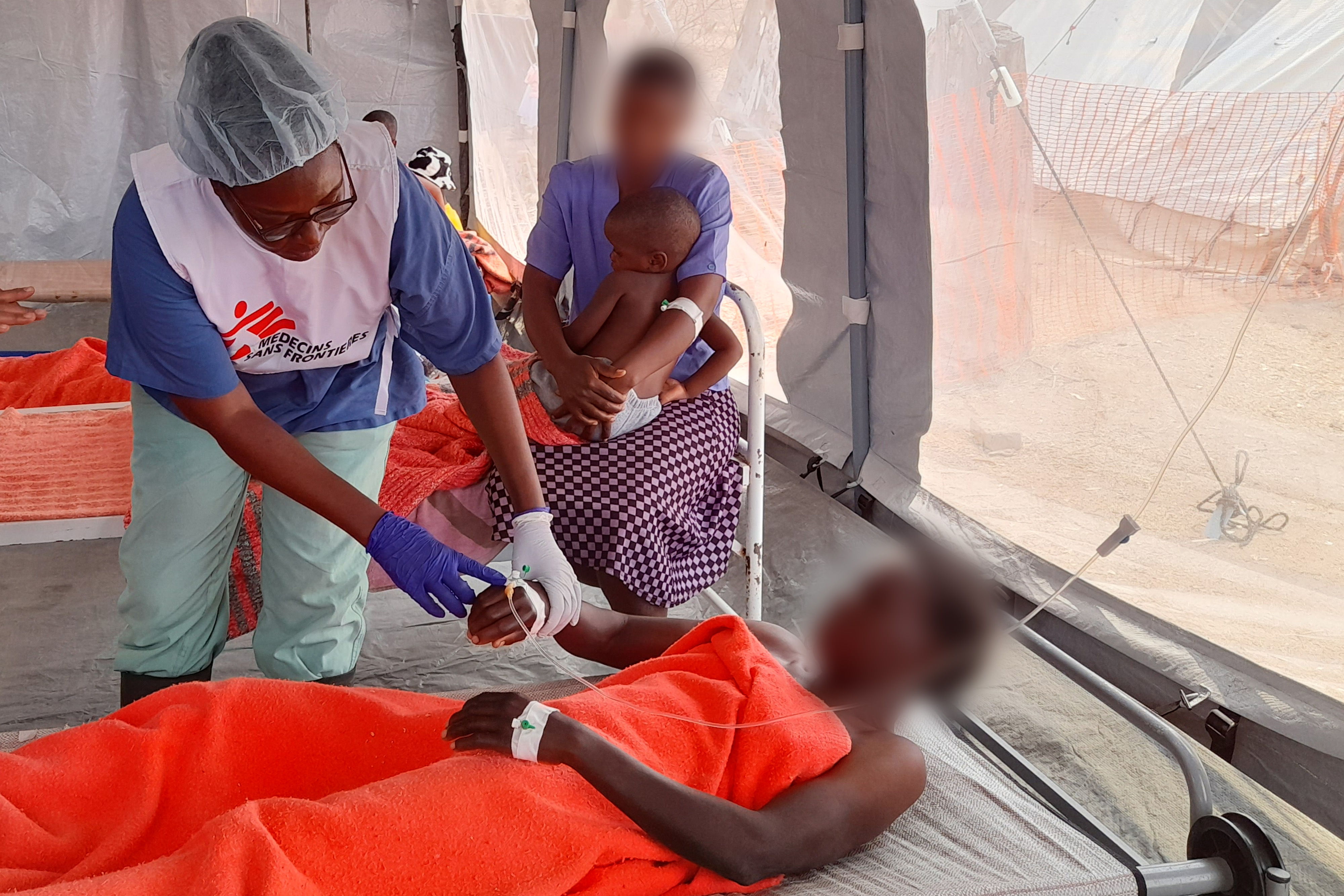 Enfermera de MSF examina a un paciente afectado por cólera en la clínica de Betera. Foto: MSF.