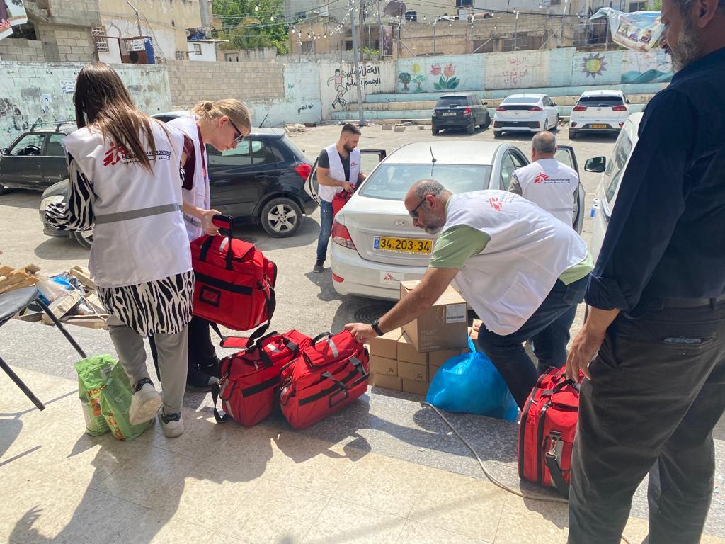 Trabajadores humanitarios de MSF entregan material médico de urgencias y traumatología en el campo de refugiados de Yenín en una imagen del pasado 6 de junio. © MSF Trabajadores humanitarios de MSF entregan material médico de urgencias y traumatología en el campo de refugiados de Yenín en una imagen del pasado 6 de junio. © MSF