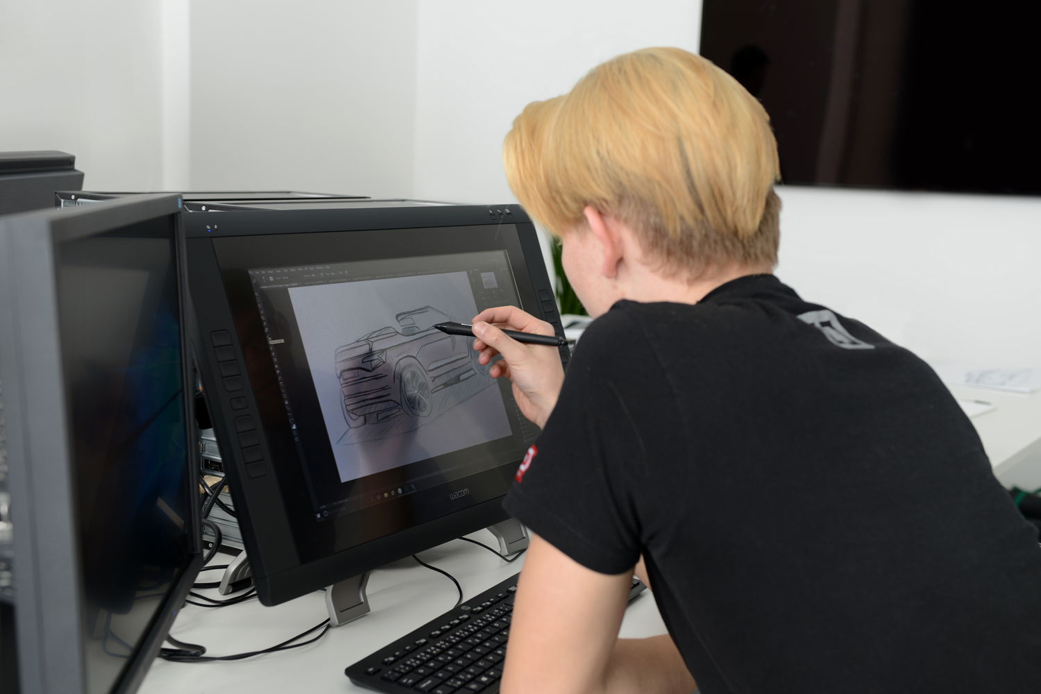 Under the guidance of their teachers and with the support
of the Technology, Design and Production departments at
the company’s headquarters in Mladá Boleslav, the
students are building a convertible study based on the
ŠKODA KAROQ.