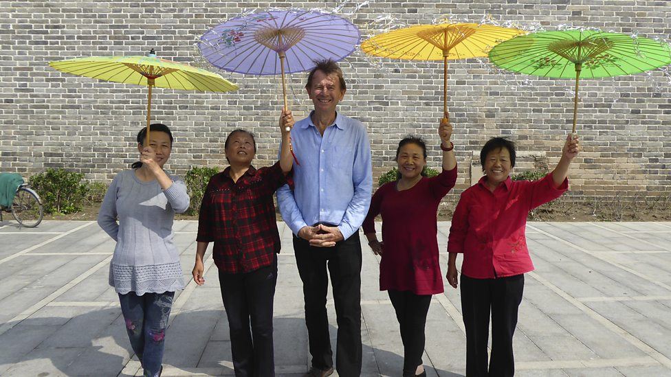 Michael Wood met dansers in Kaifeng - (c) BBC Worldwide