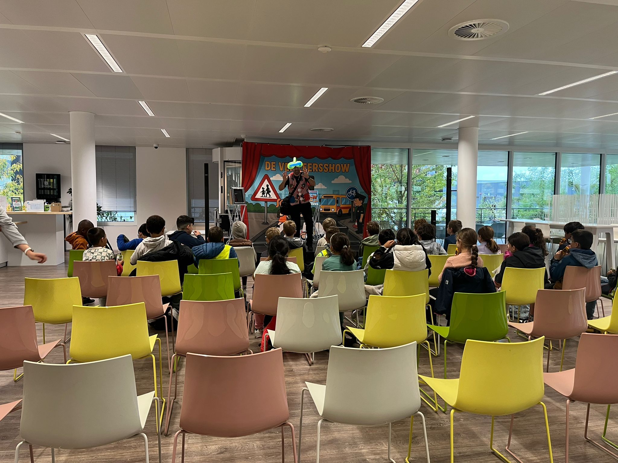 Leerlingen van basisschool ZAVO in Zaventem krijgen les in verkeersveiligheid van Arval-ambassadrice Virginie Claes