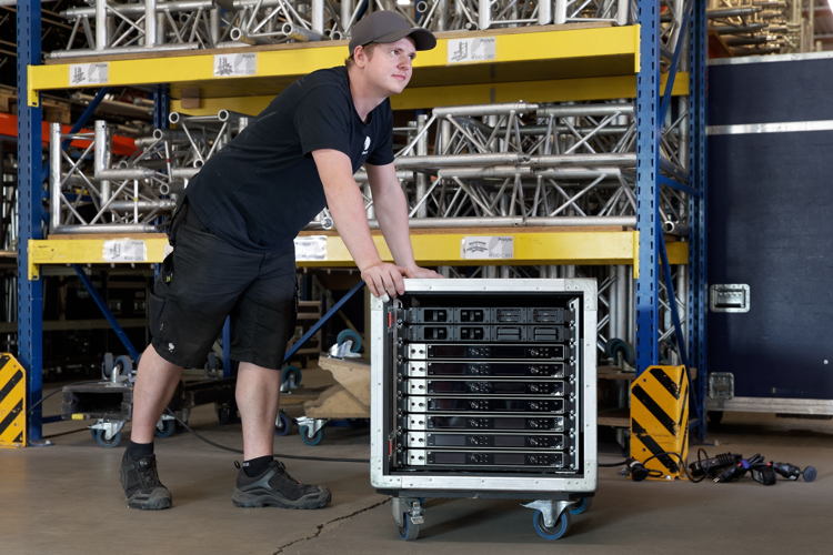 Total praktisch: Mobile 19“-Racks mit vier und sechs Sennheiser Digitalstrecken zusammengestellt