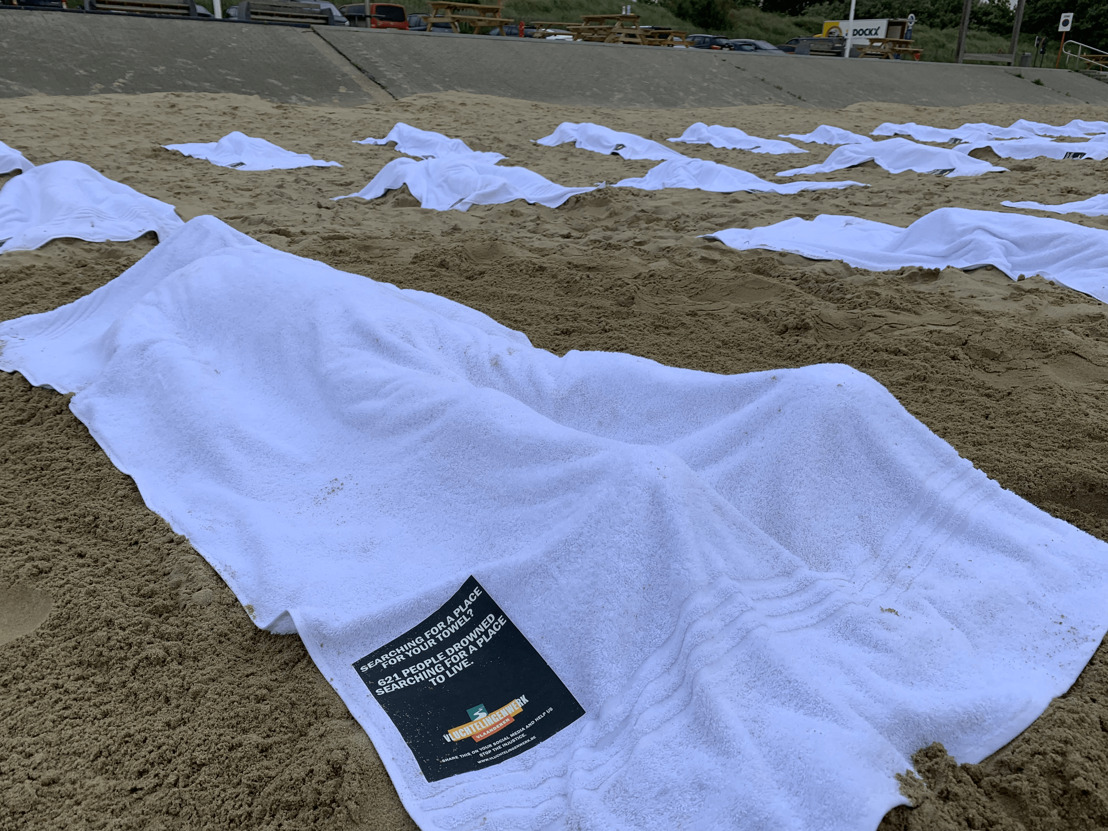 621 witte lakens op strand van Zeebrugge symboliseren verdronken migranten