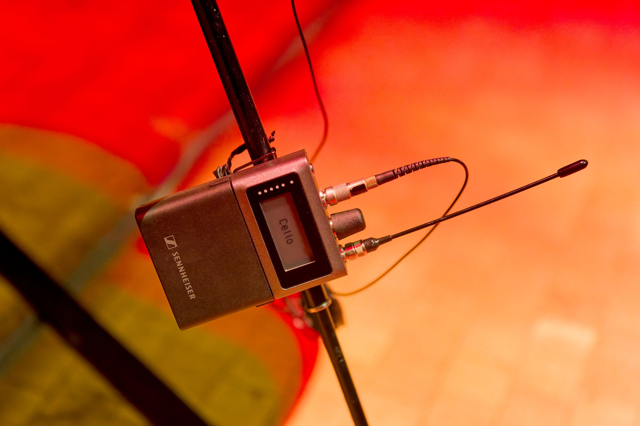 Sound engineer Thorsten Seeliger is delighted that there are no cables on the stage
(Photo courtesy of Salut Salon and the Konzerthaus Dortmund) Sound engineer Thorsten Seeliger is delighted that there are no cables on the stage
(Photo courtesy of Salut Salon and the Konzerthaus Dortmund)