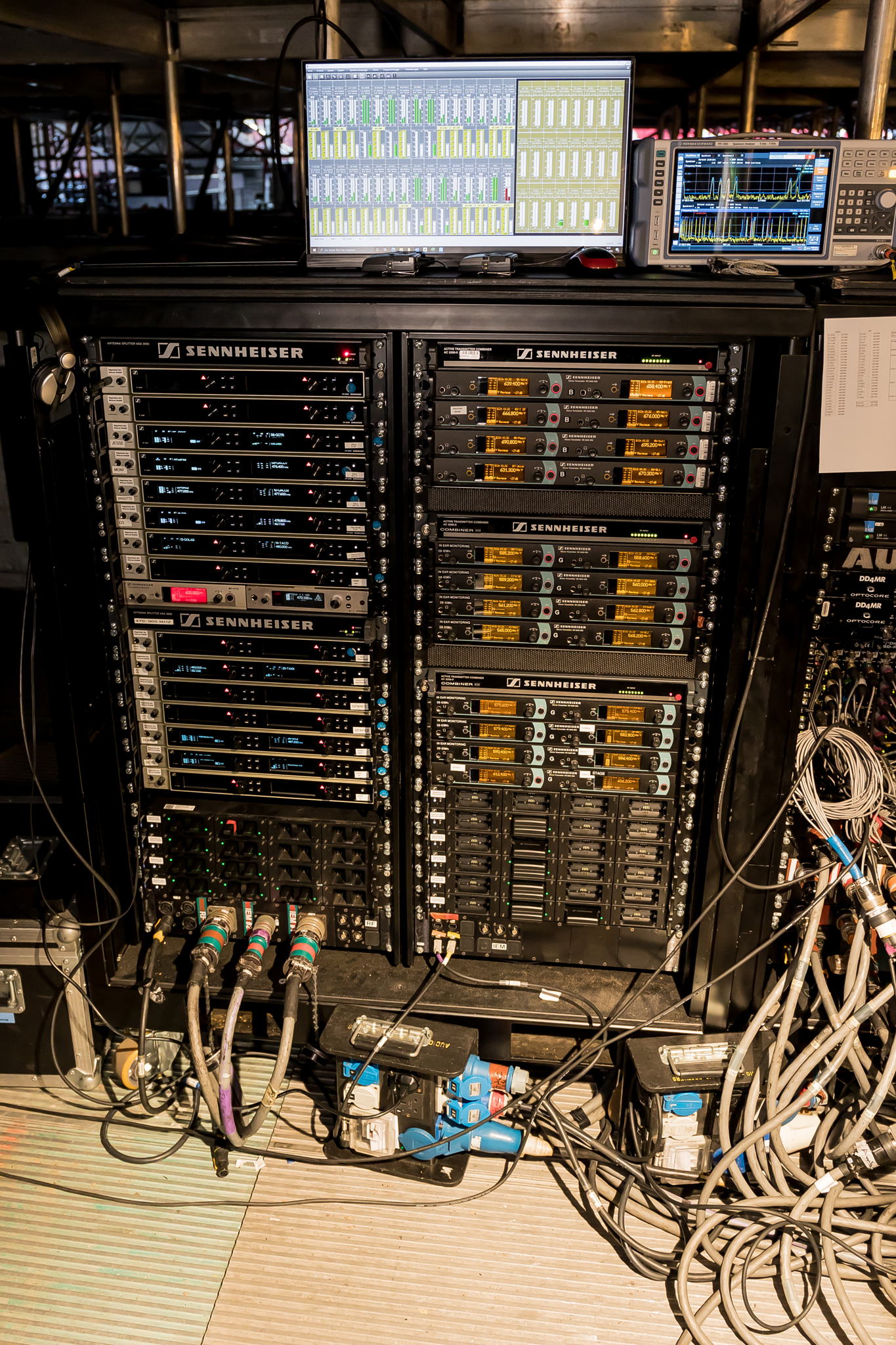 Rolf Stauffacher: „Es gab unglaublich große Racks mit Sennheiser-Drahtlostechnik, und ich habe die geschätzten Kollegen gleich einmal freundlich für verrückt erklärt, als ich die Dimension gesehen habe …“ (Foto: Thomas Holz) Rolf Stauffacher: „Es gab unglaublich große Racks mit Sennheiser-Drahtlostechnik, und ich habe die geschätzten Kollegen gleich einmal freundlich für verrückt erklärt, als ich die Dimension gesehen habe …“ (Foto: Thomas Holz)