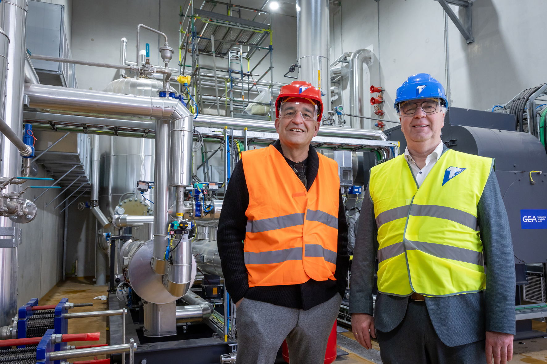 Kris Claes en Jan Ingels staan voor een Europese primeur, een industriële hoogtemperatuurwarmtepomp, die er met de steun van Europa kwam Kris Claes en Jan Ingels staan voor een Europese primeur, een industriële hoogtemperatuurwarmtepomp, die er met de steun van Europa kwam