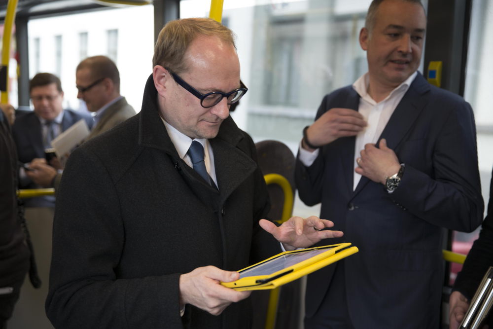 De Lijn lanceert 35 wifibussen in Leuven, Hasselt, Genk en Turnhout. Vlaams minister van Mobiliteit Ben Weyts test de gratis wifi op een bus in Leuven.