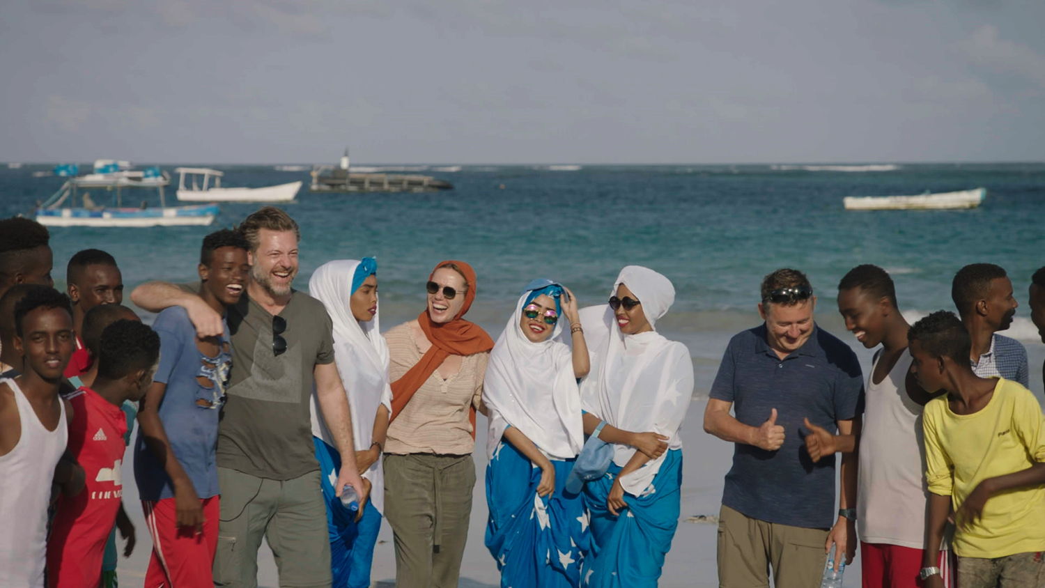 Katrien De Ruysscher, Rudi Vranckx en Geert Van Rampelberg in Somalië - (c) VRT / Warner Bros Belgium