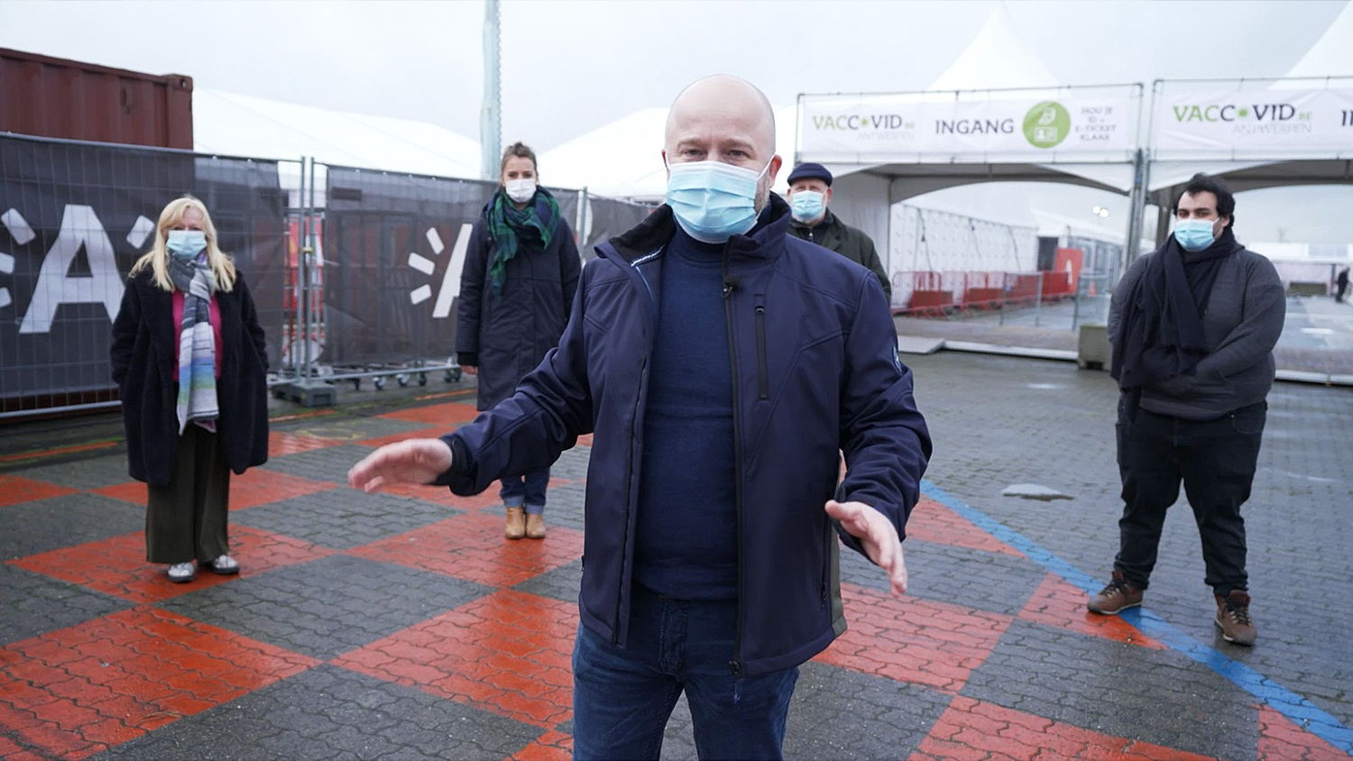 Sven De Ridder en vrienden tonen het vaccinatiedorp aan Spoor Oost in Antwerpen.