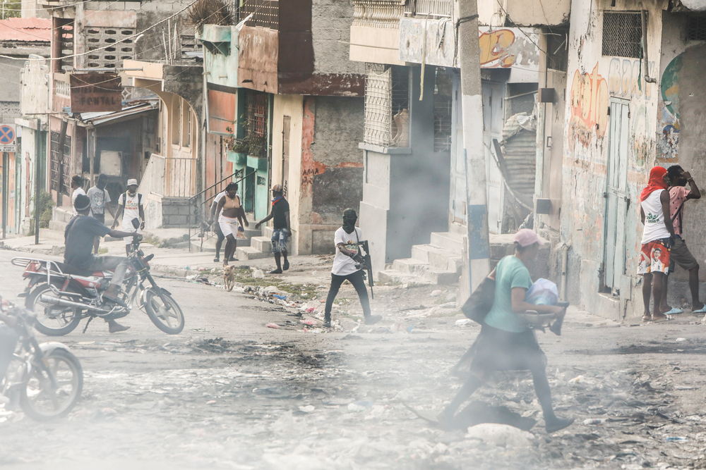 Des hommes armés échangent des tirs avec les forces de police dans le quartier de Bel Air à Port-au-Prince. | Date taken: 19/03/2024 | Location: Haiti | Photographer: Corentin Fohlen/Divergence