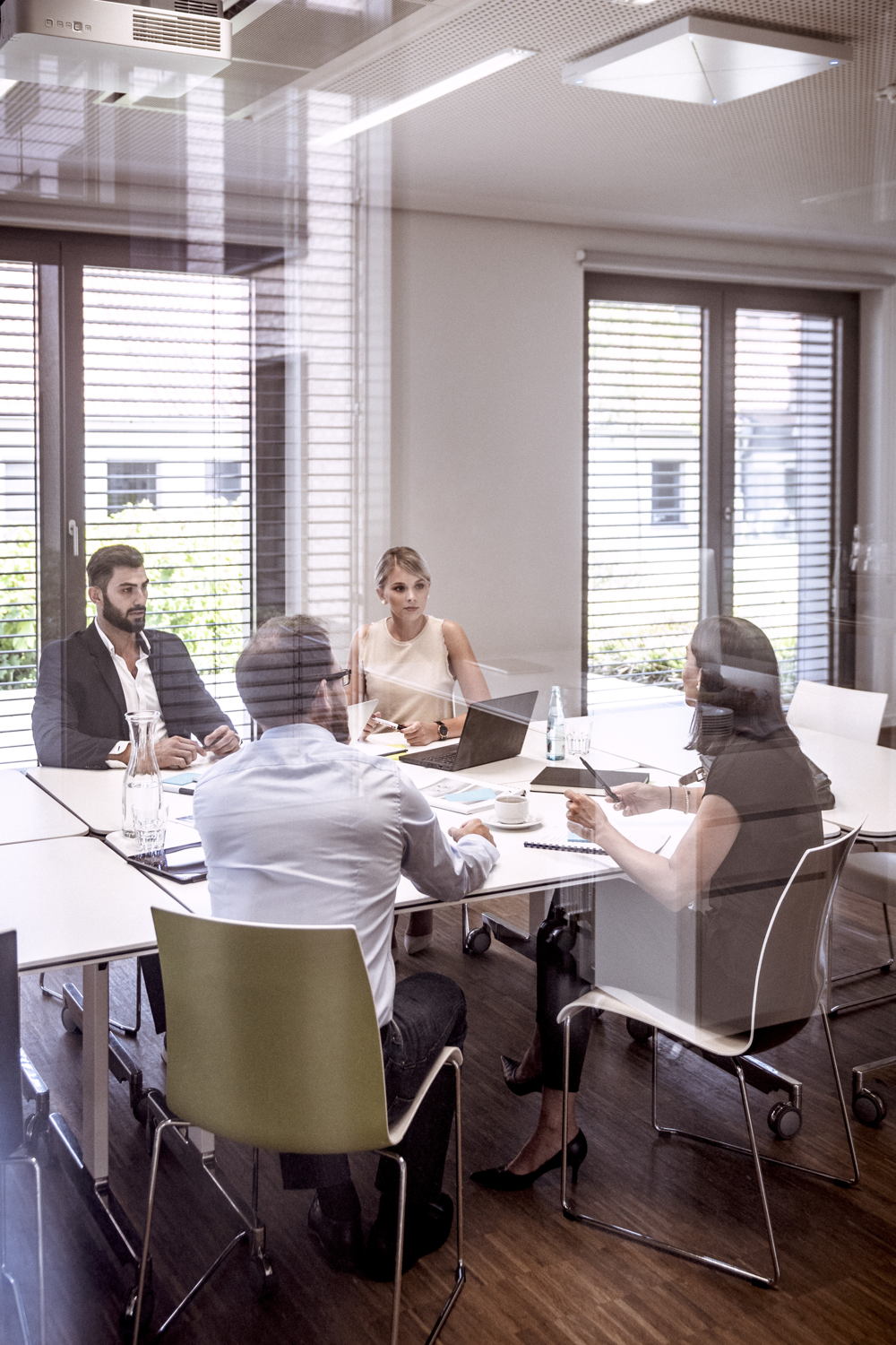 Just one central microphone caters to all meeting participants: Sennheiser TeamConnect Ceiling 2 reliably picks up the active speaker in a room no matter where they move in the room