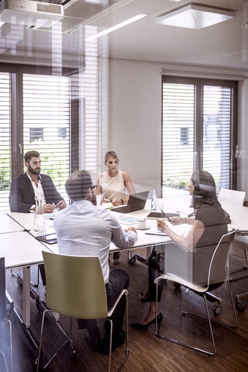 Just one central microphone caters to all meeting participants: Sennheiser TeamConnect Ceiling 2 reliably picks up the active speaker in a room no matter where they move in the room
