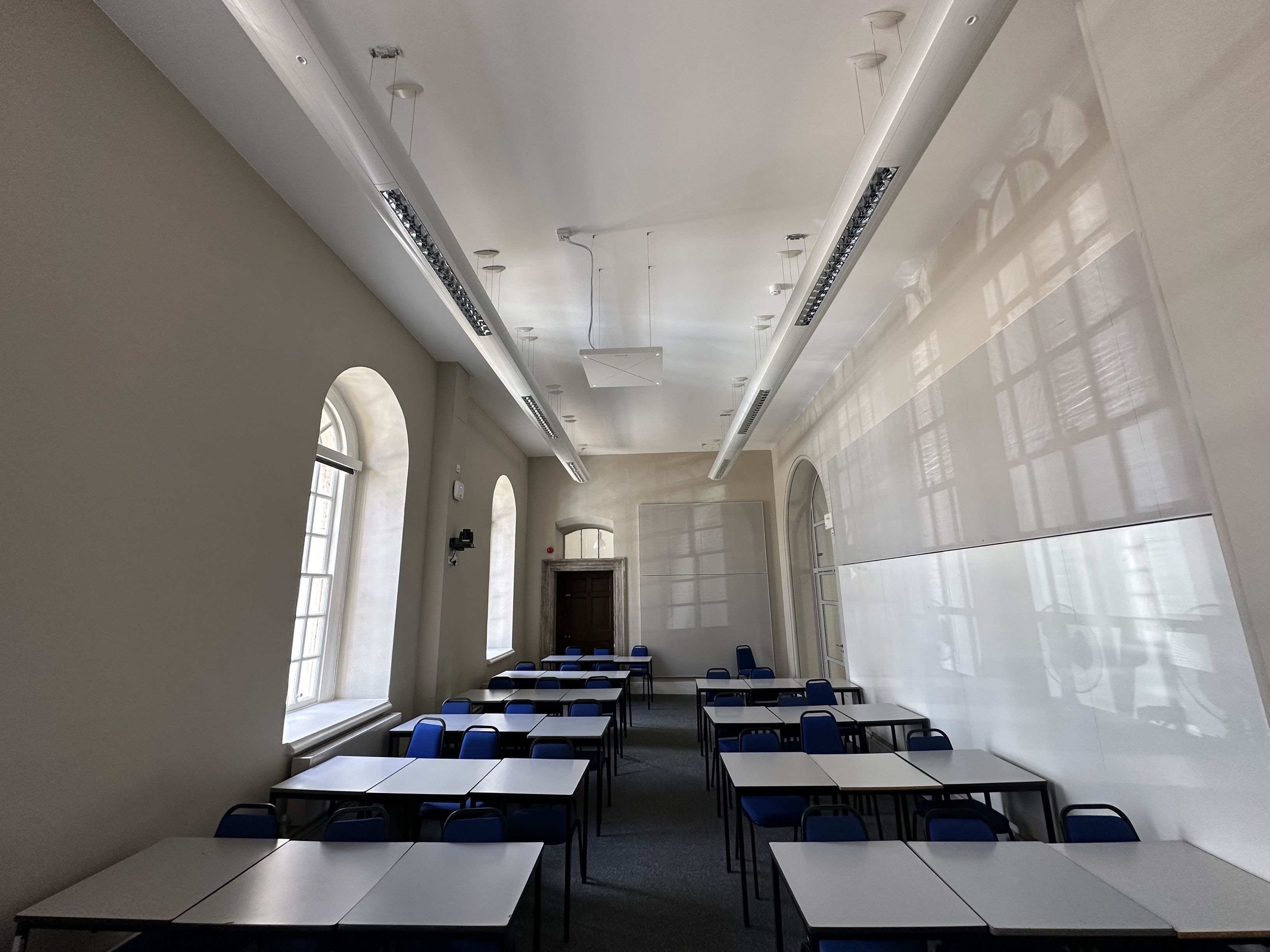 Deployed in 24 classrooms, four larger lecture theatres, and IT labs across the campuses, the team later equipped four additional smaller classrooms with the new Sennheiser’s TeamConnect Ceiling ​ Medium ceiling microphone