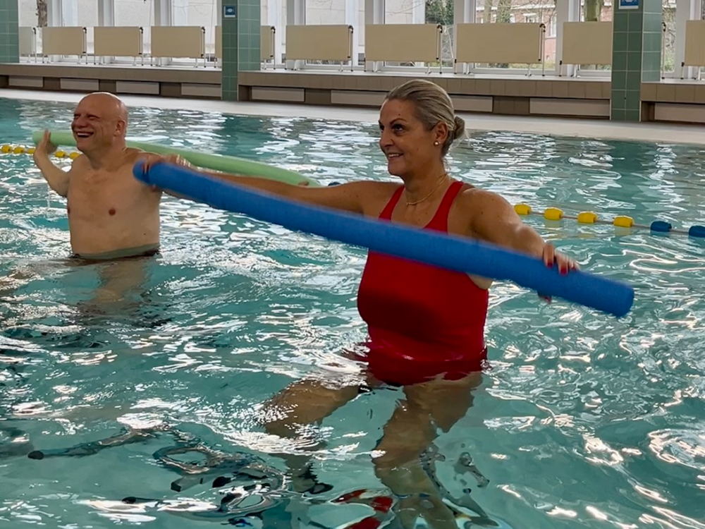 Waterfietsen in het revalidatiezwembad