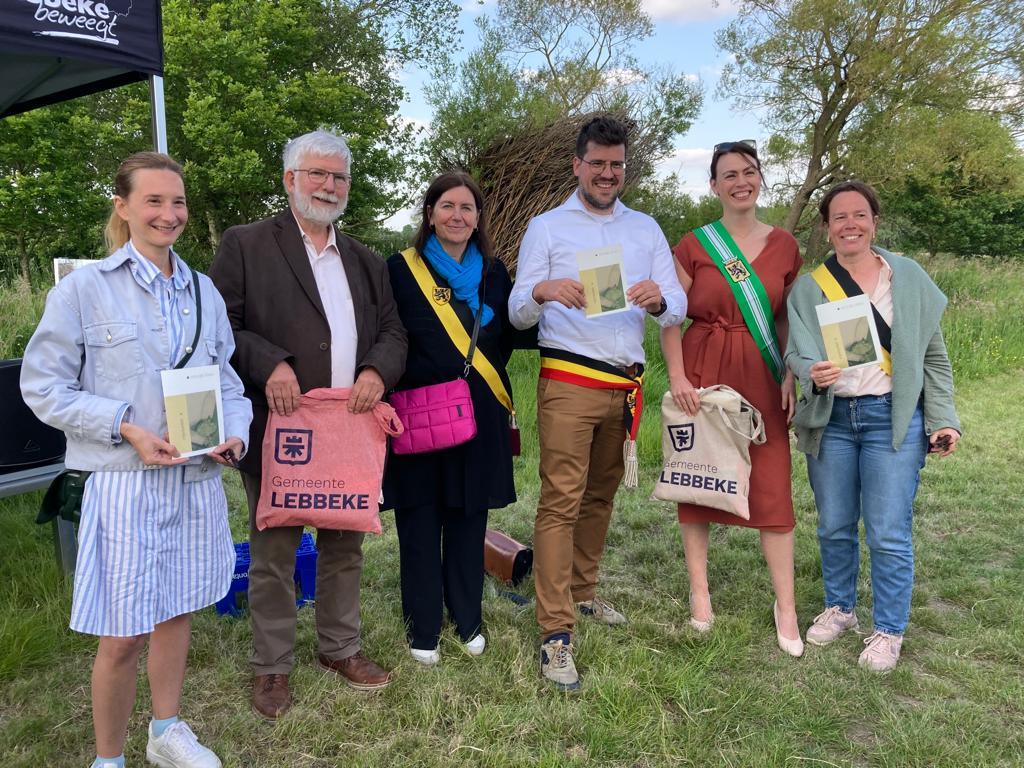 Dirk De Cock, ondervoorzitter heemkring Lebbeke (2e v links); Maria Van Keer, schepen van Cultuur (3e v links); burgemeester Jan Vanderstraeten (3e v rechts); gedeputeerde An Vervliet (2e v rechts) 