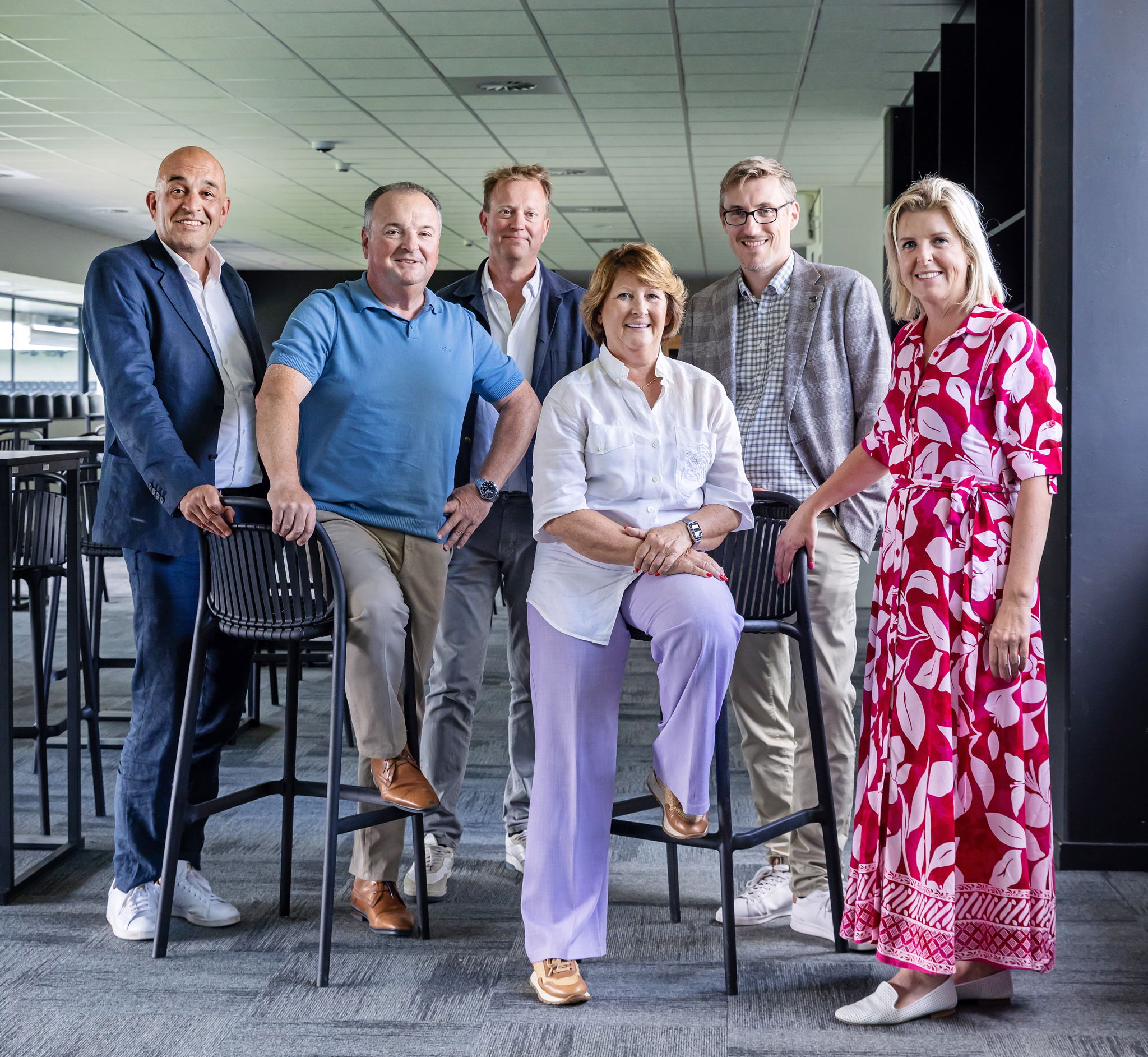 V.l.n.r. Kris Claes (gedelegeerd bestuurder Voka-KvK Vlaams-Brabant), Eddy Vandezande (voorzitter Embuild Vlaams-Brabant), Dirk Evenepoel (ondervoorzitter Embuild Vlaams-Brabant), Fanny Corbeels (ondervoorzitter Embuild Vlaams-Brabant), Jurgen Hamelryck (directeur Embuild Vlaams-Brabant) en Daniëlle Vanwesenbeeck (voorzitter Voka-KvK Vlaams-Brabant) V.l.n.r. Kris Claes (gedelegeerd bestuurder Voka-KvK Vlaams-Brabant), Eddy Vandezande (voorzitter Embuild Vlaams-Brabant), Dirk Evenepoel (ondervoorzitter Embuild Vlaams-Brabant), Fanny Corbeels (ondervoorzitter Embuild Vlaams-Brabant), Jurgen Hamelryck (directeur Embuild Vlaams-Brabant) en Daniëlle Vanwesenbeeck (voorzitter Voka-KvK Vlaams-Brabant)