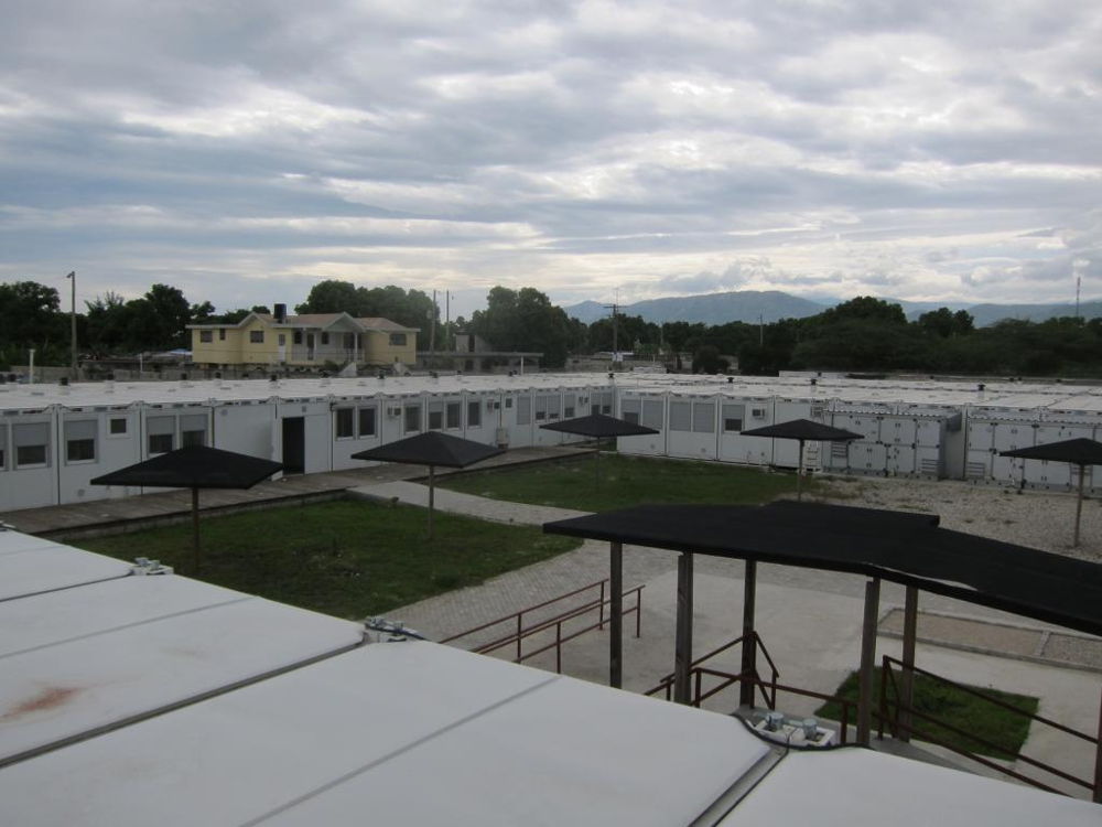 L’hôpital de Tabarre est un assemblage de 280 containers préfabriqués formant un centre de référence d’urgences chirurgicales doté de 121 lits d’hospitalisation et de 3 blocs opératoires.

© Elvina Motard