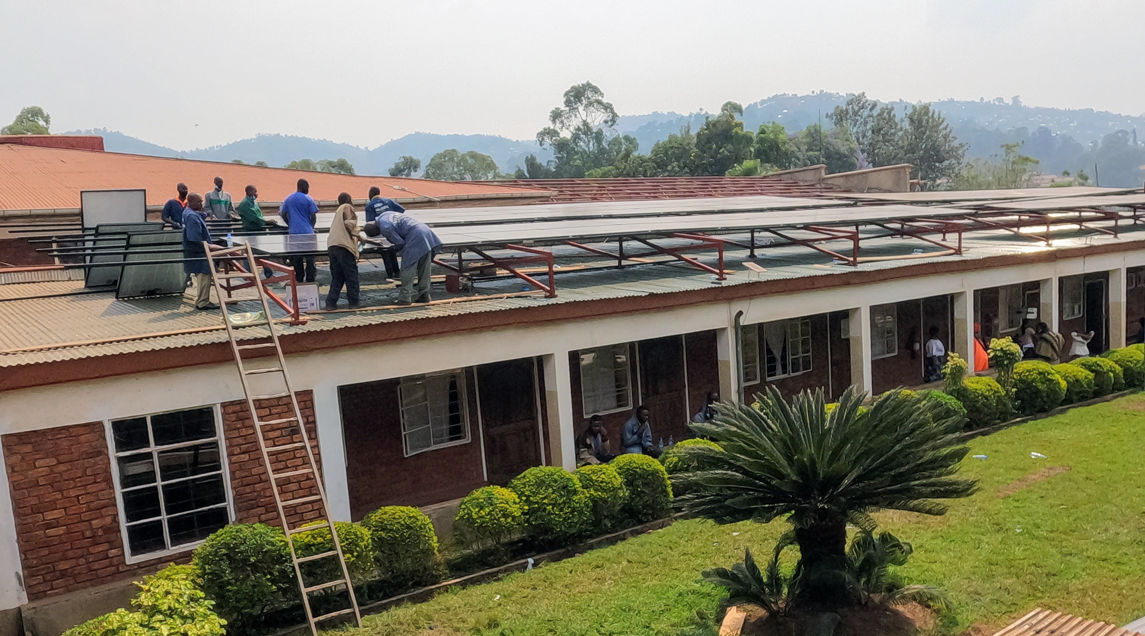 De zonnepanelen van het Panzi-ziekenhuis zorgen voor stabiele en groene stroom, zijn goed voor het klimaat en zorgen voor een financiële besparing