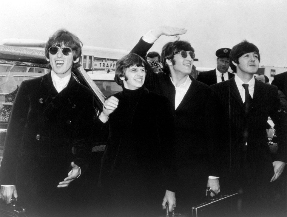 29 November 1963: The Beatles released "I Want to Hold Your Hand," which knocked their other hit single "She Loves You", off the number one slot, giving them the number one and two spots on the UK charts. It was also the group's first US number-one hit, signalling the start of the British Invasion of the US music industry. (AKG542655. "The Beatles, photo 1960s". ©akg-images / Album)