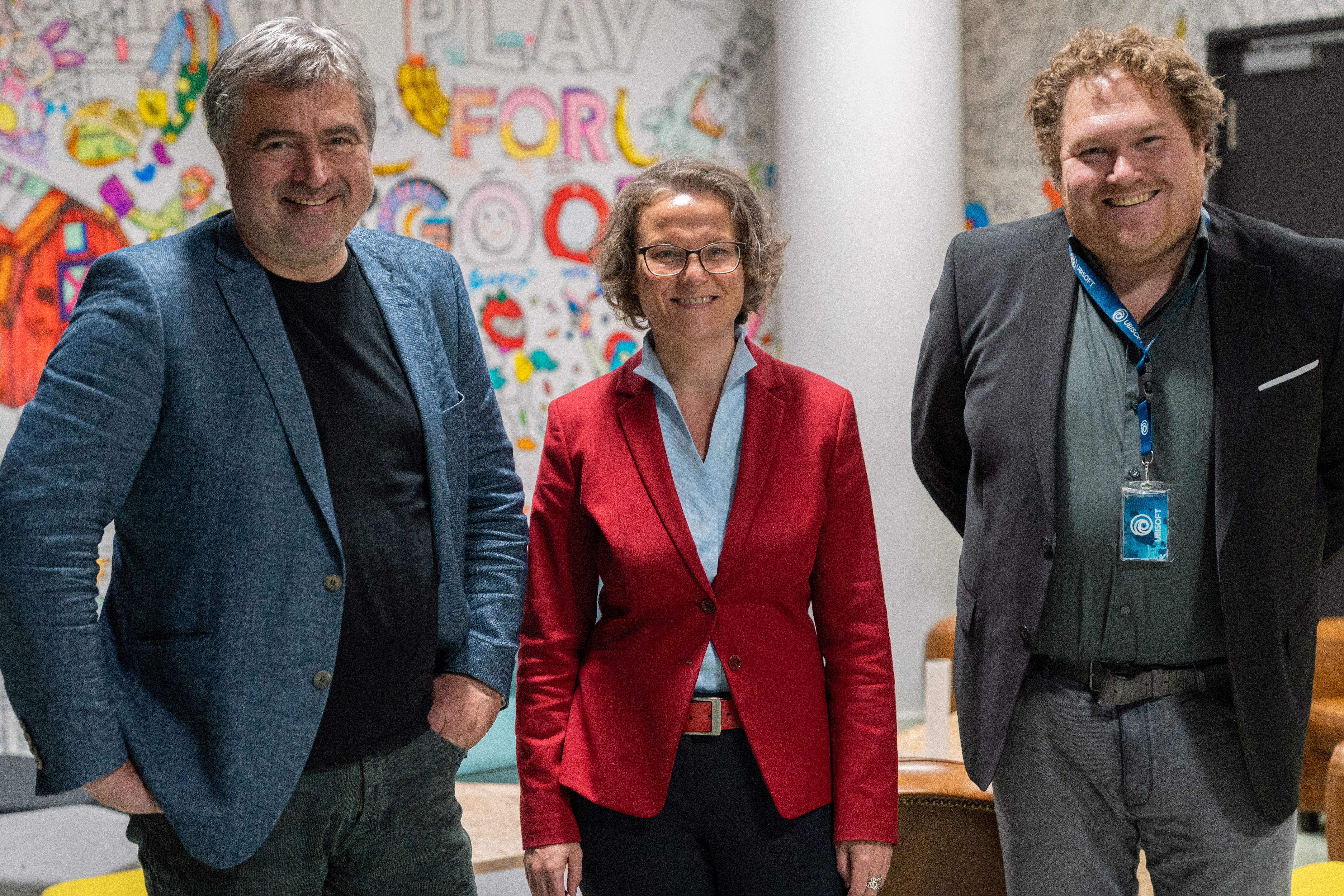 (v.l.n.r.) Benedikt Grindel, Managing Director Ubisoft Blue Byte; Ina Scharrenbach, Ministerin für Digitalisierung des Landes NRW; Karsten Lehmann, Public Affairs Director Ubisoft Blue Byte