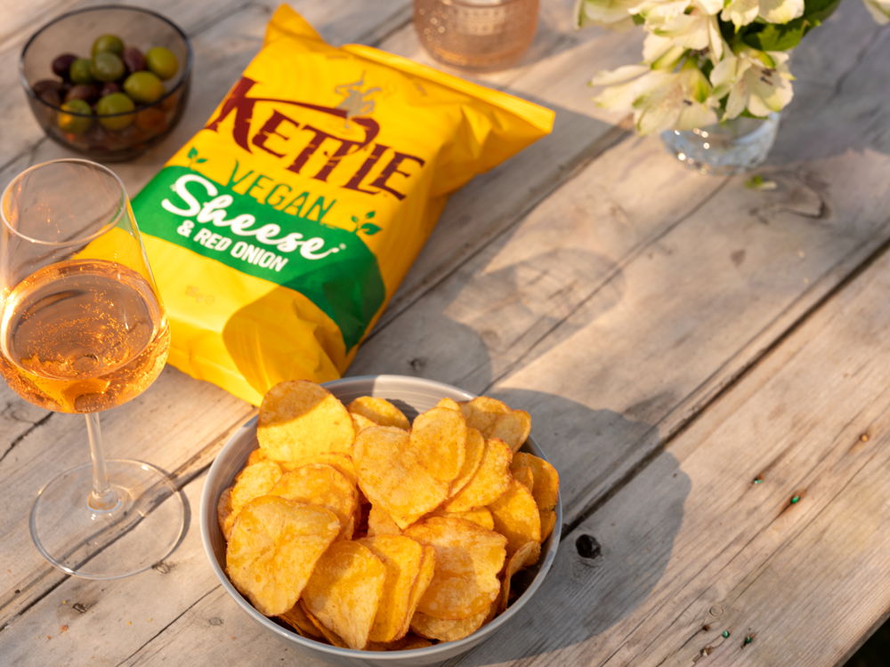 KETTLE® Chips Vegan Sheese® x Red Onion