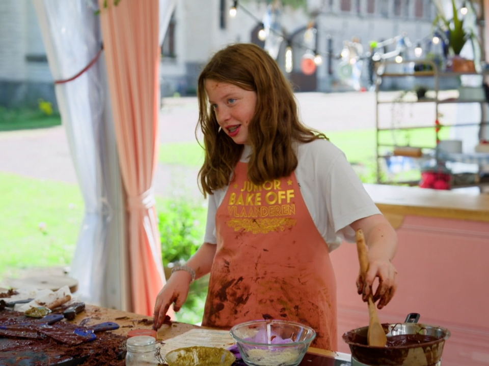 Jolien maakt er een smerig boeltje van in de Bake Off-tent: "Kan je de tent nóg vuiler maken?" 