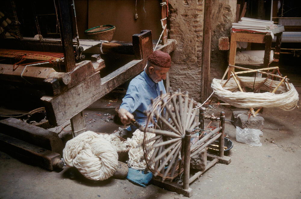 Man in Fès spinning wool, Morocco, 1992. AKG2325608