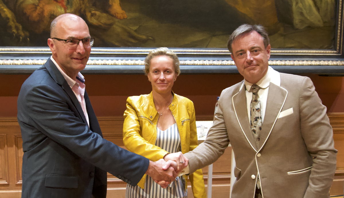 CEO STI Alan James, burgemeester Bart De Wever en schepen voor de haven Annick De Ridder schudden de hand op de samenwerking en benoeming van Antwerpen tot Anchor Port