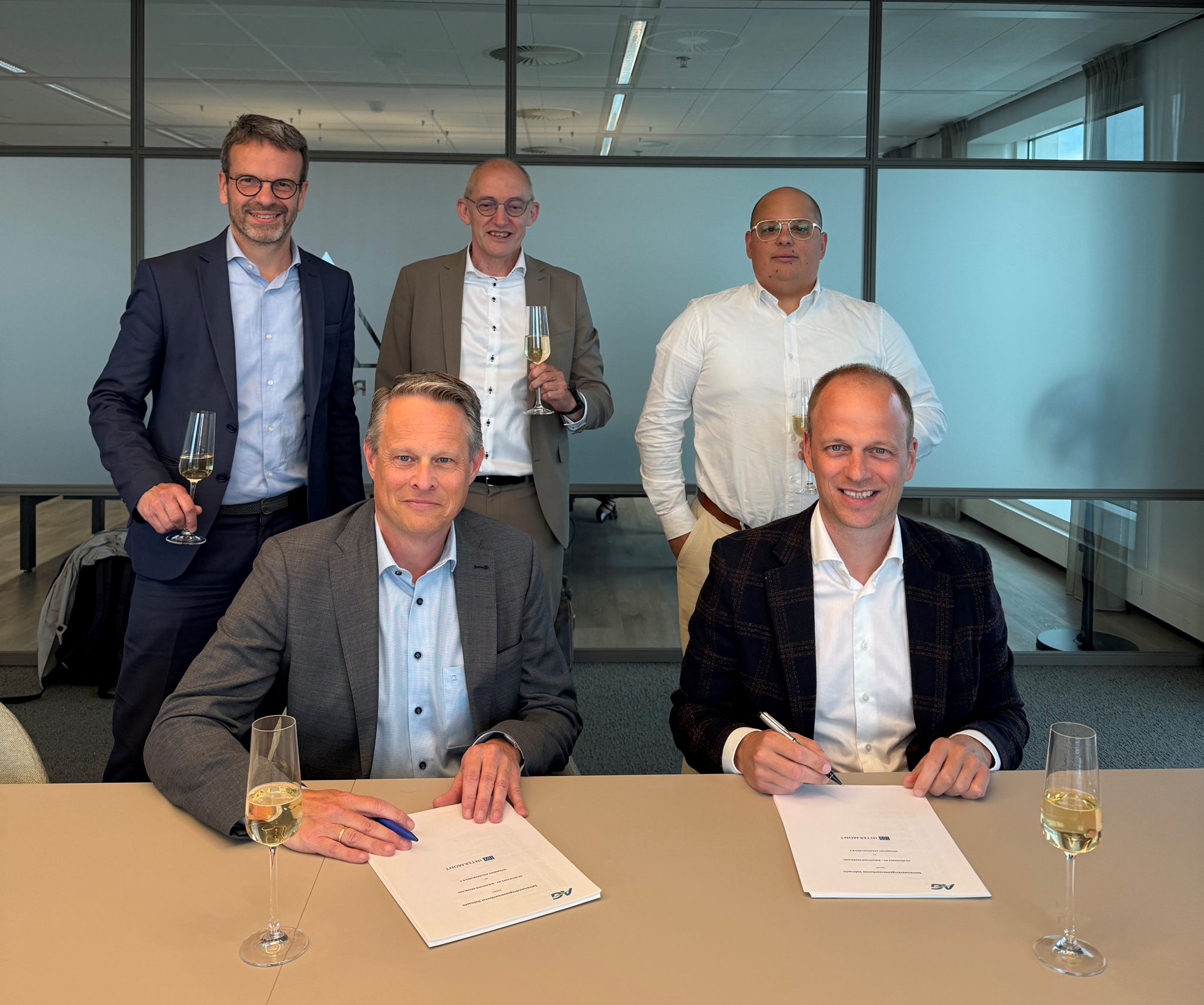 V.l.n.r.: Benoît Fontaine (General Manager Non-Life Enterprises AG), Barend van der Wall (Directeur Volmachten Nederland AG), Patrick van Obergen (Underwriting Manager Enterprises AG), Pascal Durant (Business Develpment Manager Intermont) en Jeroen Baart (Managing Director Intermont) V.l.n.r.: Benoît Fontaine (General Manager Non-Life Enterprises AG), Barend van der Wall (Directeur Volmachten Nederland AG), Patrick van Obergen (Underwriting Manager Enterprises AG), Pascal Durant (Business Develpment Manager Intermont) en Jeroen Baart (Managing Director Intermont)