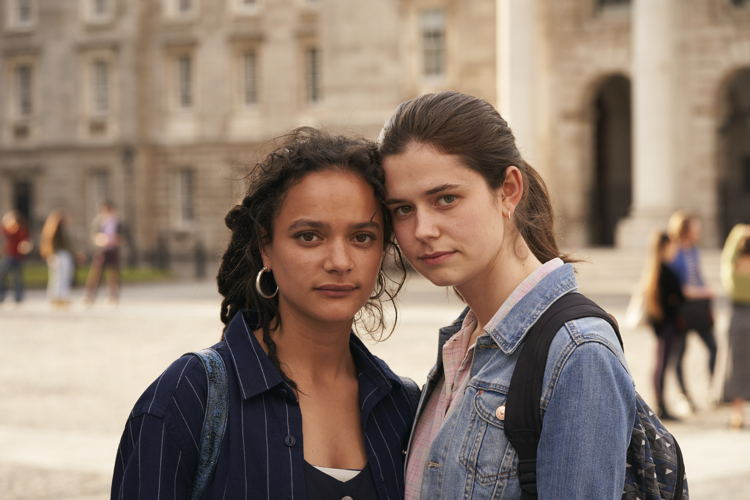 Bobbi (Sasha Lane) en Frances (Alison Oliver)