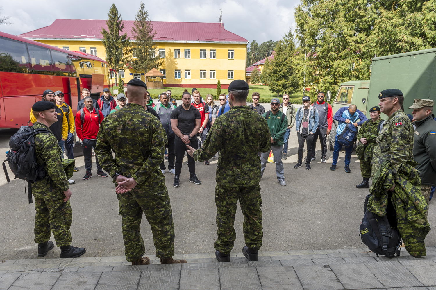 Des joueurs de la LCF rencontrent des militaires déployés dans le cadre de l'opération UNIFIER à Starychi, en Ukraine. Photo : CplC Mathieu Gaudreault, Caméra de combat des Forces canadiennes